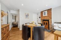 2 Bedrooms Stylish, Gorgeous, Westgate Cottage Retreat, Central Winchester, Free On-Street Parking Permit, with Garden close to Cathedral - Sleeps 6, Pets are Welcome, SUMMER SPECIAL OFFER! - by Blue Puffin Stays - B&B