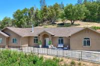 Yosemite Hilltop Gated Villa near Oakhurst, Bass Lake and Mariposa w EVCharger Hottub Grill and Awesome Views! - B&B