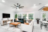 Modern Retreat w/ Backyard on Fossil Creek - B&B Haltom City