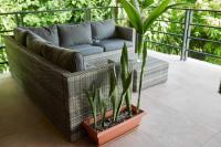 Modern Beachfront Apartment with Balcony - B&B Puerto Viejo