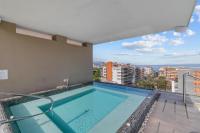 Studio in Central Location, Rooftop Pool, Hot Tub, Gym, Fire Pit - Chambres d’hôtes