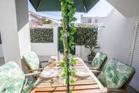 Beachside Patio Apartment - AC in ALL rooms - B&B Costa da Caparica