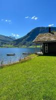 Holiday cabins with unmatched lake view in Jølster - B&B Skei