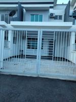 D'Almanda Homestay Desaru - B&B