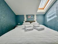 ApartPoltava Ексклюзивна МАНСАРДА з виходом на дах, НОВОБУДОВА, LED ДЗЕРКАЛО Корпусний парк - Chambres d'hôtes Poltava