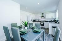 Stylish Four Bedroom House in St Helens by Eason Stays, For Contractors Digs and Weekend Stays, with Free Parking - Chambres d’hôtes