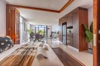 Modern Beachfront Studio- 133 Eden on the Bay - B&B