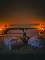 Habitación con cama grande y bañera de hidromasaje