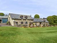 Smiddy Cottage, Historic Village Hub with Spacious Lounge, High Ceilings, and Wood Stove - Chambres d'hôtes Dulverton
