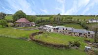Smiddy Cottage, Historic Village Hub with Spacious Lounge, High Ceilings, and Wood Stove - Chambres d'hôtes Dulverton