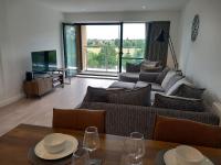 Luxury Riverside Apartment Stunning views Free Parking - Ferienwohnung