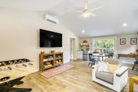 Waterfront Escape in Cub Run with Deck and Hot Tub! - Chambres d’hôtes Cub Run