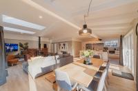 Galaxy 3BR Modern Home with Fireplace Outdoor Spa - Ferienwohnung