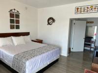 Habitación con cama extragrande.