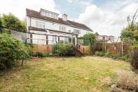 Spacious 4BD Home near Gatwick & LDN Links - B&B