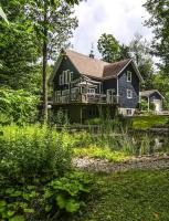 Le 5 Owl - Tranquil Haven near the Charming Village of Knowlton - Sleeps 12 - Whole House & 2 Acres with Pond, Bridge, Grounds, and Woods - Chambres d'hôtes Lac-Brome