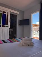 Habitación con cama extragrande y vistas a la montaña