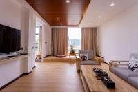 Zimmer mit Kingsize-Bett und Bergblick