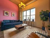 McCormick Place modern loft with an amazing city skyline view and optional parking for 8 guests - B&B