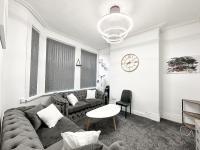 Large Home In Heart Of Bustling Levenshulme - B&B