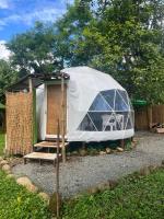 Zimmer mit Queensize-Bett und Gartenblick