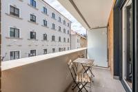 Big condo with garage & balcony & AC & lift - Bed and Breakfast Boedapest