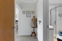 Zimmer mit Kingsize-Bett und Gartenblick. 