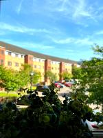 Stylish Modern Flat with Juliet Balcony & Parking - B&B Glasgow