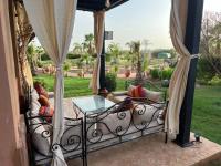 Appartement élégant avec vue sur piscine jardin verdoyant et wifi ultra rapide - B&B