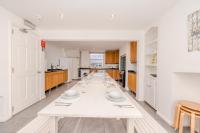 Perfect Seaside Getaway I Central Big Town House Next To Brighton Beach I First Choice For Big Group & Family Stay - B&B