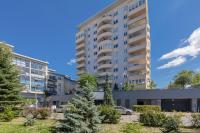 Spacious Apartment 120 m from the Metro Station by Noclegi Renters - B&B