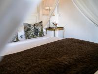 Honeymoon Suite