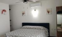 Suite con cama grande y balcón