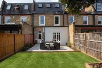 Beautiful 5 Bedroom 4 Bathroom House in W6 by Yoko Property - 10 minute's to Central London - Free Parking, Fast WiFi, Work Desks and SmartTVs with Disney and Netflix - B&B Londra