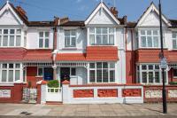 Beautiful 5 Bedroom 4 Bathroom House in W6 by Yoko Property - 10 minute's to Central London - Free Parking, Fast WiFi, Work Desks and SmartTVs with Disney and Netflix - B&B London