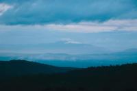 Zimmer mit Queensize-Bett und Gartenblick