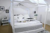 Charming Room With Attached Private Bath in the Heart of Vancouver! Private parking, Self Check-in & Just 4 mins to Metrotown! - Bed and Breakfast