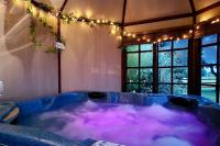 Luxury House on Private Estate with Hot tub and Play Barn - Chambres d’hôtes Gillingham