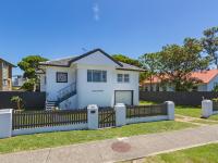 Beachfront Coast Cottage - B&B