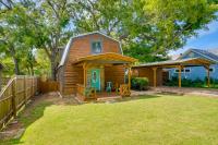 Pet-Friendly Granbury Home with Yard, Near Downtown! - Chambres d’hôtes Granbury