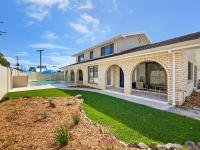 Bribie Beach House with Pool - Walk to Surf & Shops - B&B