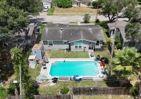 Pool Home with EV charger. No fee early check in! - B&B Corpus Christi