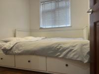 Self contain studio with room, double bed, kitchen - B&B London