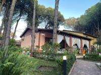 Seafront Villa with a Stunning Garden - Ferienwohnung Golem