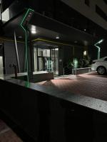 Zenith Central Address Apartment with Parking - B&B