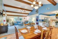 Reel Blessed Topsail Beach Home with Private Dock! - Chambres d’hôtes Surf City