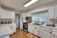 Sunny Fort Walton Beach Vacation Rental with Yard! - B&B Fort Walton Beach