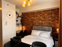 Comfy unit with fast wifi along Lacson St. - B&B