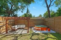 Downtown Luxe Retreat - King Bed, Pool, Pong, Billiards, Grill & FREE Coffee - B&B Houston