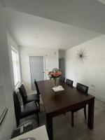 Five bedroom lovely house ideal for large groups, contractors and family stays - Ferienwohnung Southampton